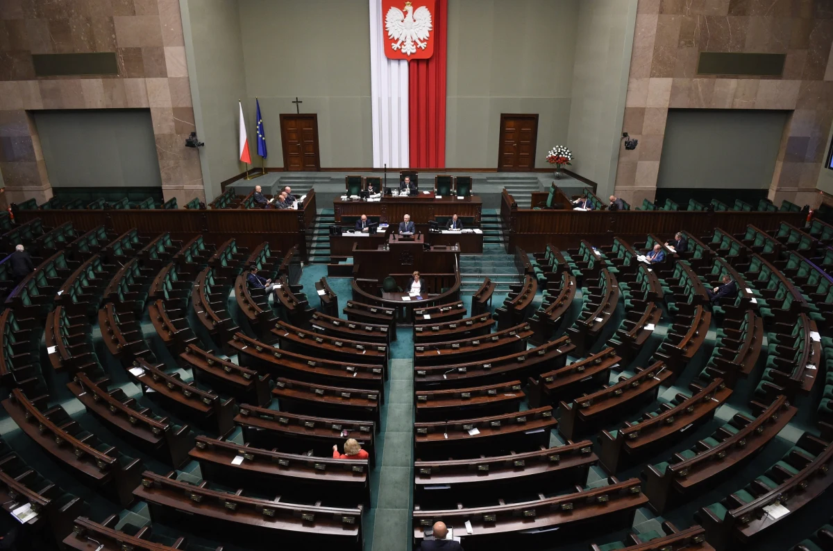 ​Tylko w ciągu wakacji do Prokuratury Generalnej wpłynęło 15 wniosków o uchylenie immunitetów parlamentarzystom. Najczęściej dotyczyły one wykroczeń drogowych. Jak dowiedział się reporter RMF FM Tomasz Skory, prokuratura od czerwca zebrała prawie połowę wszystkich tegorocznych żądań o ukaranie posłów i senatorów za niebezpieczną jazdę.