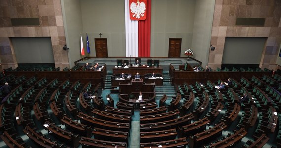 ​Tylko w ciągu wakacji do Prokuratury Generalnej wpłynęło 15 wniosków o uchylenie immunitetów parlamentarzystom. Najczęściej dotyczyły one wykroczeń drogowych. Jak dowiedział się reporter RMF FM Tomasz Skory, prokuratura od czerwca zebrała prawie połowę wszystkich tegorocznych żądań o ukaranie posłów i senatorów za niebezpieczną jazdę.