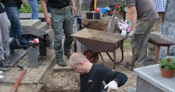 Osoby, których szczątki odkryto na cmentarzu na Służewie w Warszawie podczas prac IPN-u, nie zostały zamordowane. Tak wynika ze wstępnej opinii biegłych - dowiedział się reporter RMF FM Mariusz Piekarski. 