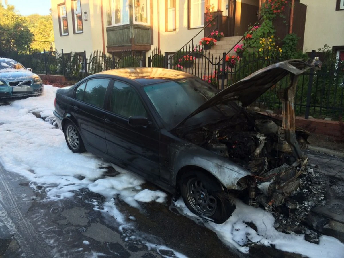 Gdańska policja wciąż szuka sprawcy lub sprawców podpaleń 19 samochodów. Ogień podłożono w nocy. Informację o tym dostaliśmy na Gorącą Linię RMF FM. 