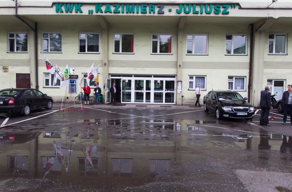 Od godziny 6:00 rano w likwidowanej kopalni Kazimierz Juliusz w Sosnowcu trwa masówka. Kopalnia zostanie zamknięta z końcem września. Górnicy boją się o swoją przyszłość. 