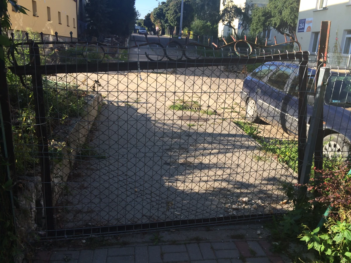 Dla pełnosprawnych, a zwłaszcza dla widzących, ten problem to zwykła błahostka. Dla ludzi niewidomych - to dramat. Postawienie ogrodzenia na chodniku, z którego korzystali od pół wieku, odcięło ich np. od możliwości zrobienia zakupów w osiedlowym sklepiku. Nie są w stanie samodzielnie funkcjonować. W ich sprawie w Lublinie będzie interweniował reporter RMF FM.