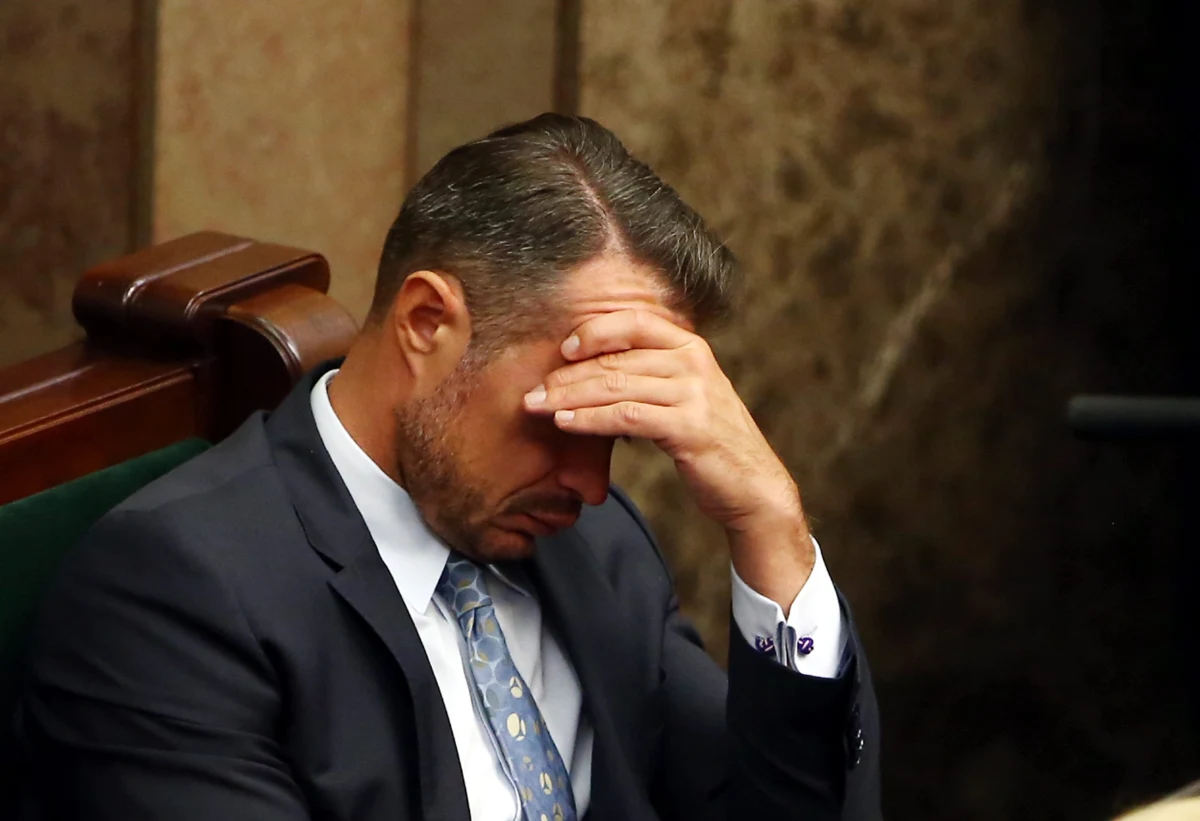 Były minister Sławomir Nowak nie skorzysta na zmianie przepisów o oświadczeniach majątkowych posłów. Jego zegarek nie wypadnie z rejestru rzeczy, które trzeba ujawniać. Limit wartości przedmiotów się nie zmieni. Nie zostanie podniesiony z 10 do 20 tysięcy złotych. Ministerstwo Sprawiedliwości zrezygnowało ze swoich wcześniejszych planów. 