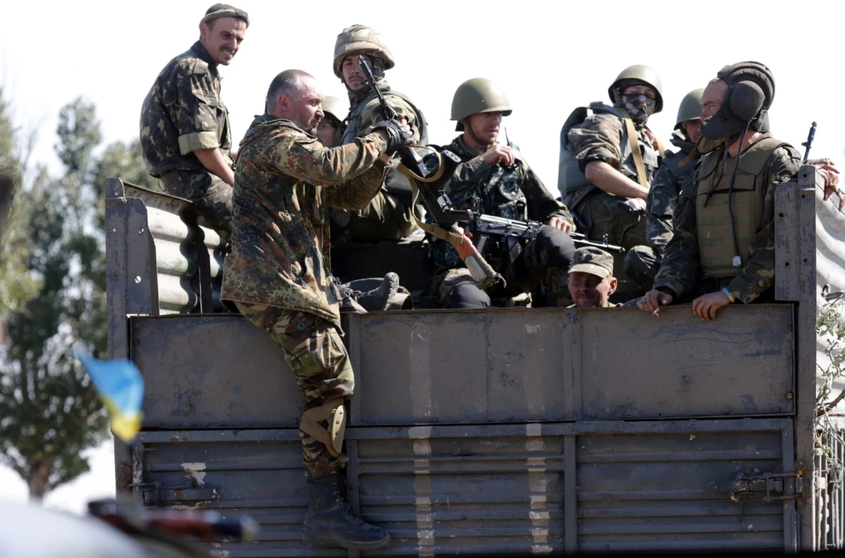 Od godziny 17 w piątek czasu polskiego na Ukrainie obowiązuje zawieszenie broni, co do którego porozumieli się podczas rozmów w Mińsku przedstawiciele rządu w Kijowie i republik separatystycznych z Doniecka i Ługańska. Rebelianci zastrzegli jednak, że nie porzucą dążeń do oderwania się od Ukrainy. Ambasador Rosji w Kijowie Michaił Zurabow podał natomiast po zakończeniu rozmów w Mińsku, że w ciągu trzech dni grupa ekspertów przygotuje bazowe memorandum ws. Donbasu, które posłuży za podstawę planu pokojowego.