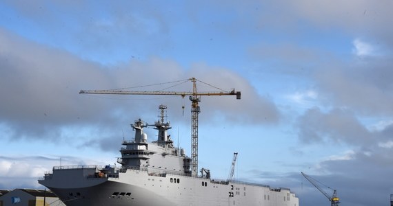 400 rosyjskich żołnierzy nie przerwało we Francji szkolenia na pokładzie pierwszego okrętu desantowego typu Mistral, choć jego dostarczenie Rosji zostało „zawieszone” przez prezydenta François Hollande’a. Według nadsekwańskich mediów potwierdza to, że Paryż w praktyce nigdy nie brał pod uwagę możliwości zerwania lukratywnego kontraktu zbrojeniowego.