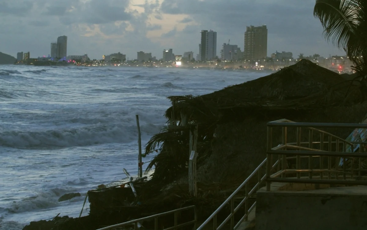  Huragan Norbert pustoszy meksykańską część Półwyspu Kalifornijskiego i według prognoz może wkrótce nawiedzić południowy zachód USA.  Przejściu żywiołu towarzyszą intensywne opady deszczu.  