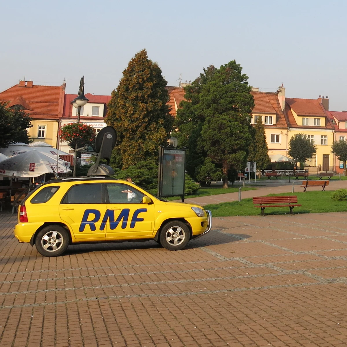 Szeroka, dwupasmowa droga, a wzdłuż niej z jednej strony supermarkety, a z drugiej - gigantyczne blokowisko. Tak wyglądają Żory zza szyby samochodu tych, którzy są tam tylko przejazdem, podróżując w stronę Beskidów. Ale wystarczy zjechać kilkaset metrów w bok, w stronę centrum, żeby zobaczyć zupełne inne miasto - zadbany rynek otoczony piętrowymi kamienicami, wąskie uliczki i zabytki rodem ze średniowiecza.
