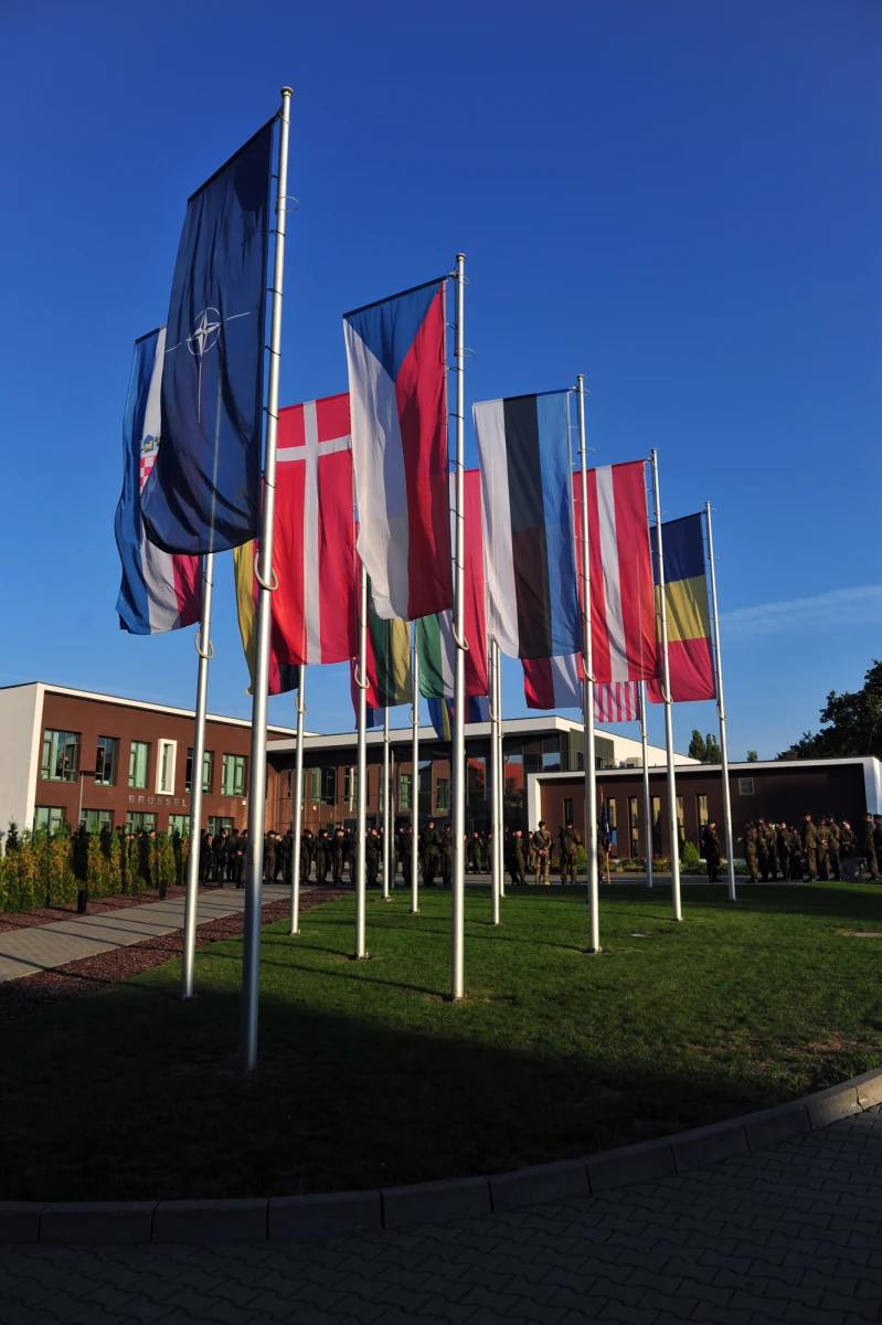 "Jeśli NATO przewiduje budowę przy swoich granicach baz do składowania broni i sprzętu, umacnia swoją obecność wojskową na ziemi i w powietrzu, to trudno tego nie interpretować jako prowokacji wobec potencjalnego agresora, a w tym wypadku Rosji" - zauważa francuski ekspert, generał Jean-Claude Allard.