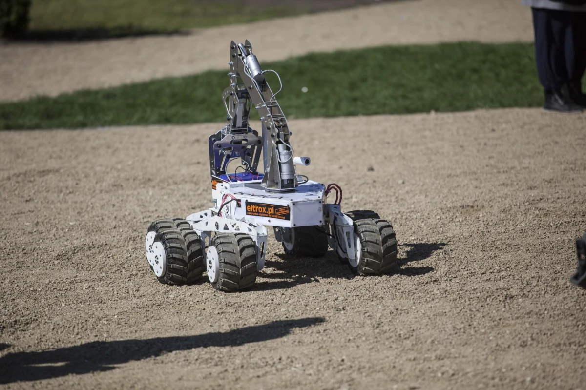 Pobranie próbki gruntu, dojazd do wyznaczonego miejsca, przejazd na czas - oto kilka zadań czekających na łaziki marsjańskie, które rozpoczęły rywalizację na międzynarodowych zawodach European Rover Challenge (ERC). Zmagania zakończą się w niedzielę.