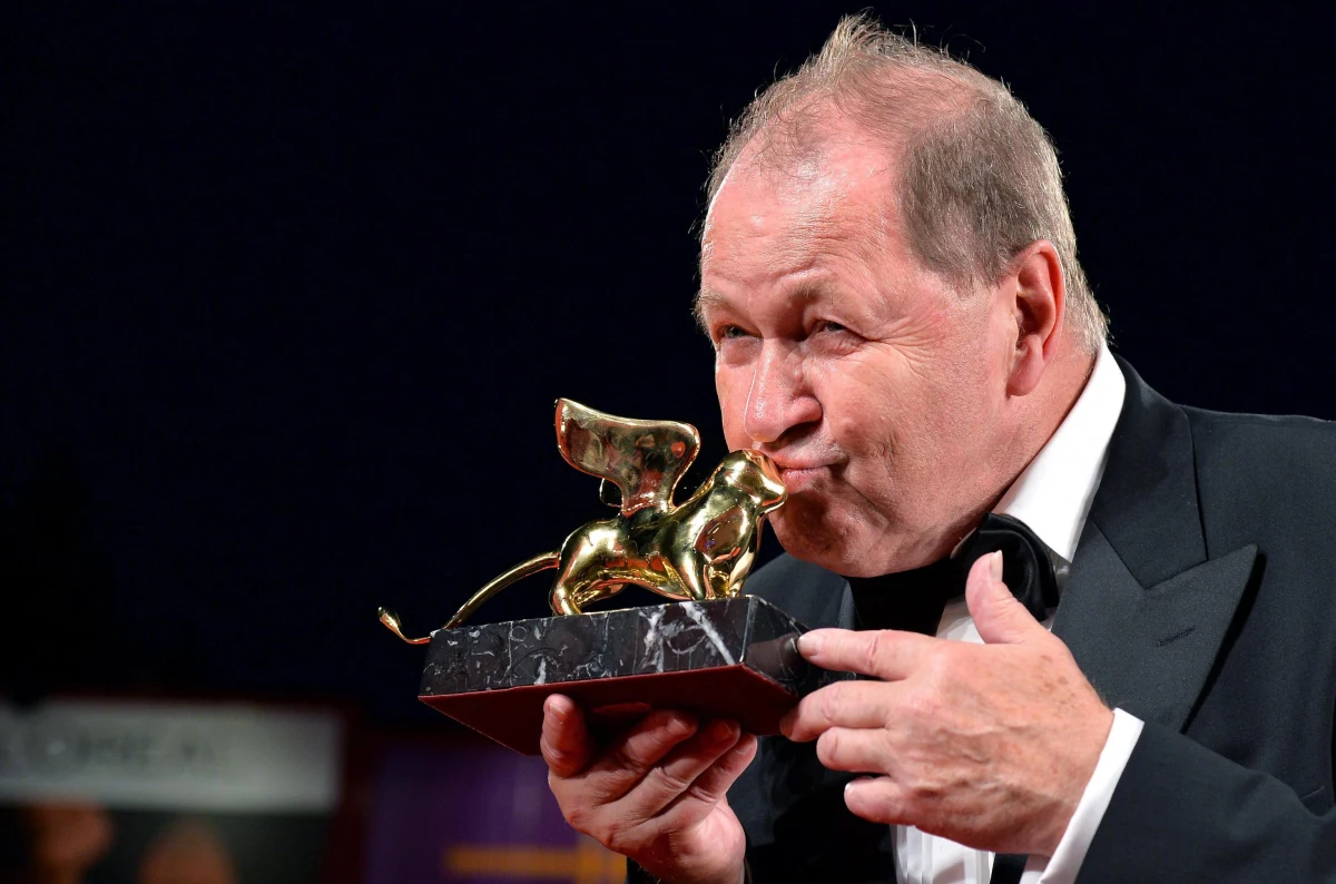 ​Film Roya Anderssona ze Szwecji "En duva satt pa en gren och funderade pa tillvaron" ("Gołąb siedzi na gałęzi zastanawiając się nad egzystencją") wygrał 71. festiwal w Wenecji. To czarna surrealistyczna komedia z wątkami horroru i pełnej absurdów fantazji.