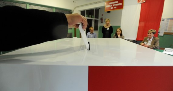 O godz. 7 rano rozpoczęły się wybory uzupełniające do Senatu w trzech okręgach: na Śląsku, na Mazowszu i w woj. świętokrzyskim. Głosowanie potrwa do godz. 21. Do jego zakończenia obowiązuje cisza wyborcza, za której złamanie grożą surowe kary. 