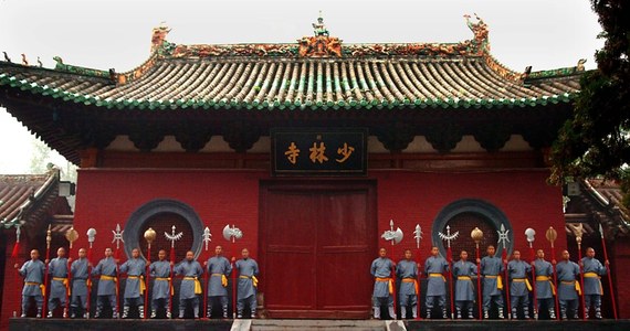 Mnisi z buddyjskiej świątyni Shaolin, gdzie 1500 lat temu miało powstać kung fu, poszukują dyrektora public relations i osoby do prowadzenia profili na portalach społecznościowych. Położony w górach prowincji Henan w środkowych Chinach starożytny klasztor zyskał ogólnoświatową sławę w drugiej połowie XX wieku, głównie dzięki filmom z gatunku kung-fu. 