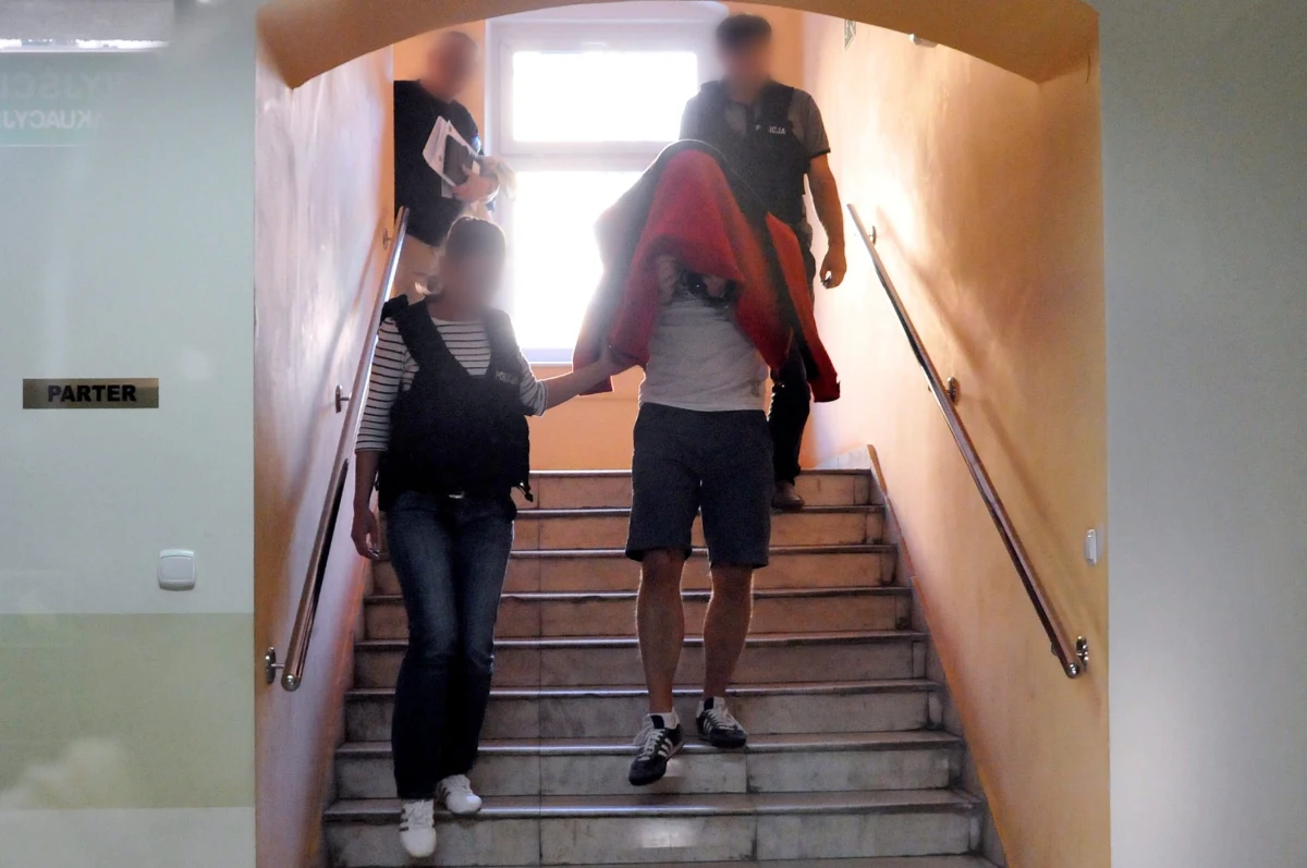 O dwa miesiące przedłużyła płocka prokuratura śledztwo ws. szaleńczej jazdy Roberta N., pseudonim Frog, przez Warszawę - dowiedział się reporter RMF FM Krzysztof Zasada. Powodem są przesłuchania świadków, do których śledczy docierali m.in. po analizie filmu, na którym widać, jak "Frog" łamie kilkadziesiąt przepisów.