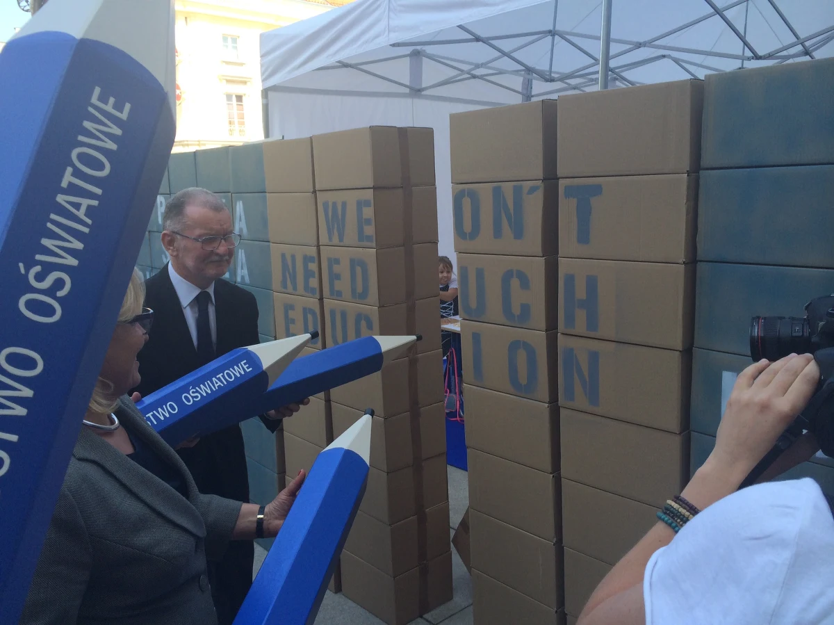 Dwadzieścia pięć lat temu polskie dzieci po raz pierwszy poszły do niepublicznej szkoły. "Takie to były czasy, takie myśli chodziły po głowach bardzo wielu ludzi. I tak się wtedy złożyło, że o pewnych rzeczach można było półgłośno i półoficjalnie mówić" –  wspominała Anna Jeziorna, założycielka Społecznej Szkoły Podstawowej nr 1 w Krakowie. 