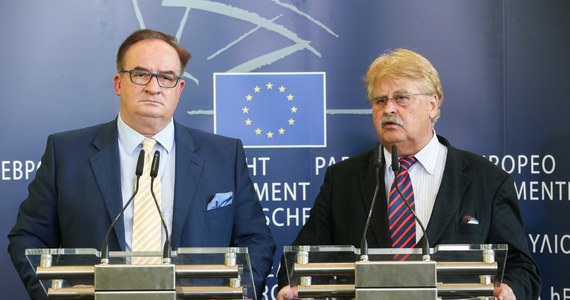 Głosowanie Parlamentu Europejskiego w sprawie ratyfikacji umowy stowarzyszeniowej UE-Ukraina odbędzie się 16 września w Strasburgu - poinformował w poniedziałek szef komisji spraw zagranicznych PE Elmar Brok. Już teraz większość eurodeputowanych opowiada się za ratyfikacją. 