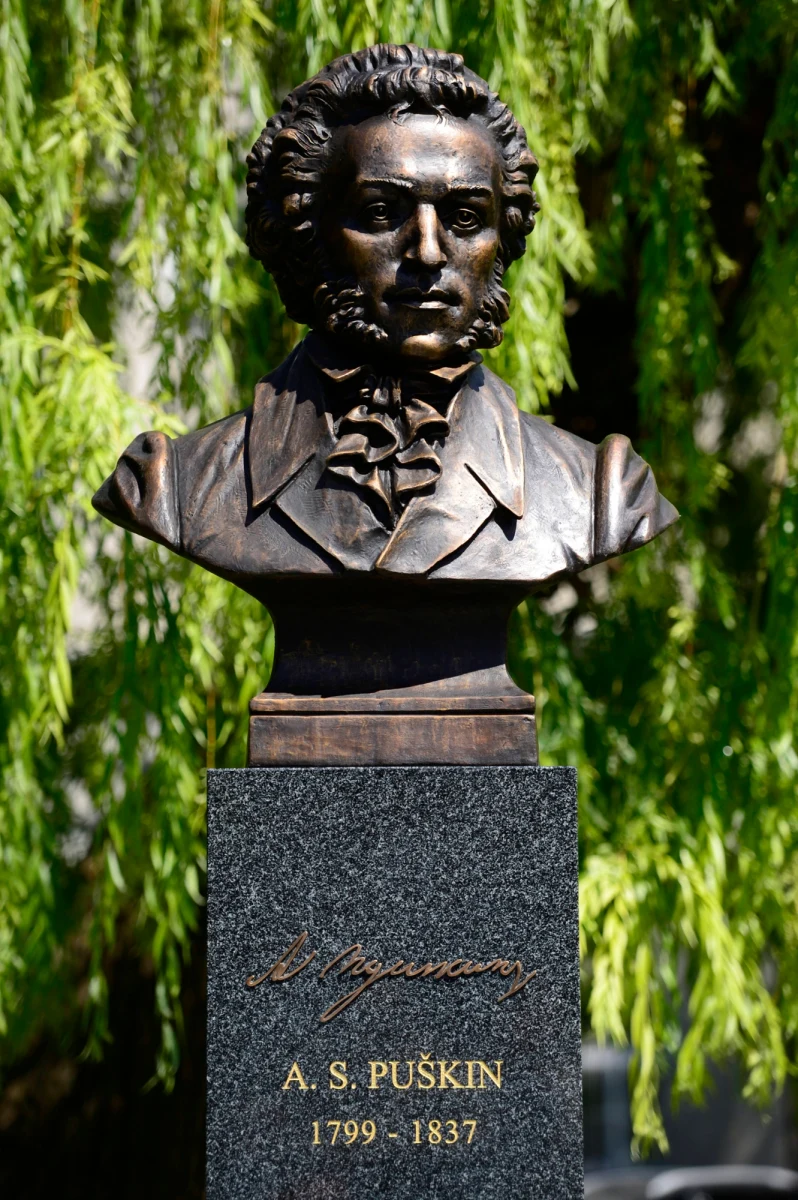 Holenderski tłumacz dzieł Puszkina wzgardził nagrodą, którą miał mu wręczyć … Putin. Hans Boland odmówił przyjęcia najwyższego odznaczenia w dziedzinie kultury - Medalu Puszkina, w związku z działaniami Rosji na Ukrainie. 
