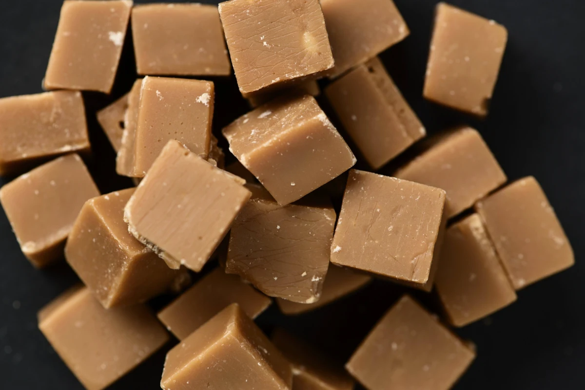 70 procent szkolnych sklepików w łódzkich szkołach sprzedaje śmieciowe jedzenie. Dla porównania: jeszcze w ubiegłym roku punkty ze zdrowym jedzeniem były w co drugiej szkole podstawowej. W gimnazjach jest jeszcze gorzej, bo zaledwie jedna szkoła na 10 ma na półkach zdrowe produkty. Natomiast jedna czwarta szkół ma automaty z napojami i przekąskami.