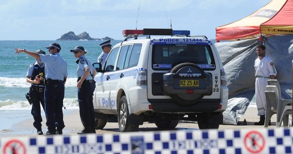40-letni surfer zginął wskutek ataku rekina na wysokości popularnej miejscowości turystycznej Byron Bay, u wschodniego wybrzeża Australii - poinformowały lokalne władze. Rekin zaatakował, kiedy mężczyzna najprawdopodobniej samotnie surfował.