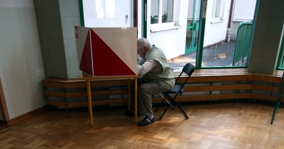 Większość Polaków jest za wprowadzeniem limitu kadencji dla samorządowców. Uważa za ważne poparcie przez partię danego kandydata. Nie wie, że po raz pierwszy gminni radni będą wybierani w jednomandatowych okręgach wyborczych - pisze "Dziennik Gazeta Prawna".