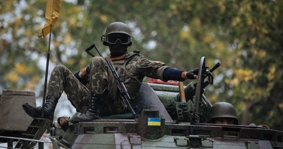 Czterech ukraińskich żołnierzy zginęło w trakcie obowiązującego od ubiegłego tygodnia zawieszenia broni we wschodnich obwodach kraju - poinformował dyrektor departamentu zdrowia Ministerstwa Obrony Ukrainy Witalij Andronaty. Rannych zostało 29 wojskowych. 