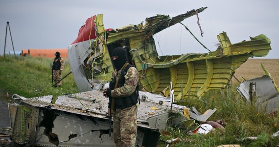 Możliwą przyczyną katastrofy Boeinga 777 malezyjskich linii lotniczych na wschodniej Ukrainie było uderzenie samolotu przez "dużą liczbę obiektów z zewnątrz" o dużej szybkości - poinformowała holenderska komisja badająca katastrofę z 17 lipca. Holenderska Rada ds. Bezpieczeństwa w raporcie nie wskazuje winnych. Odpowiedzialnych za tragedię ma ustalić prokuratura.