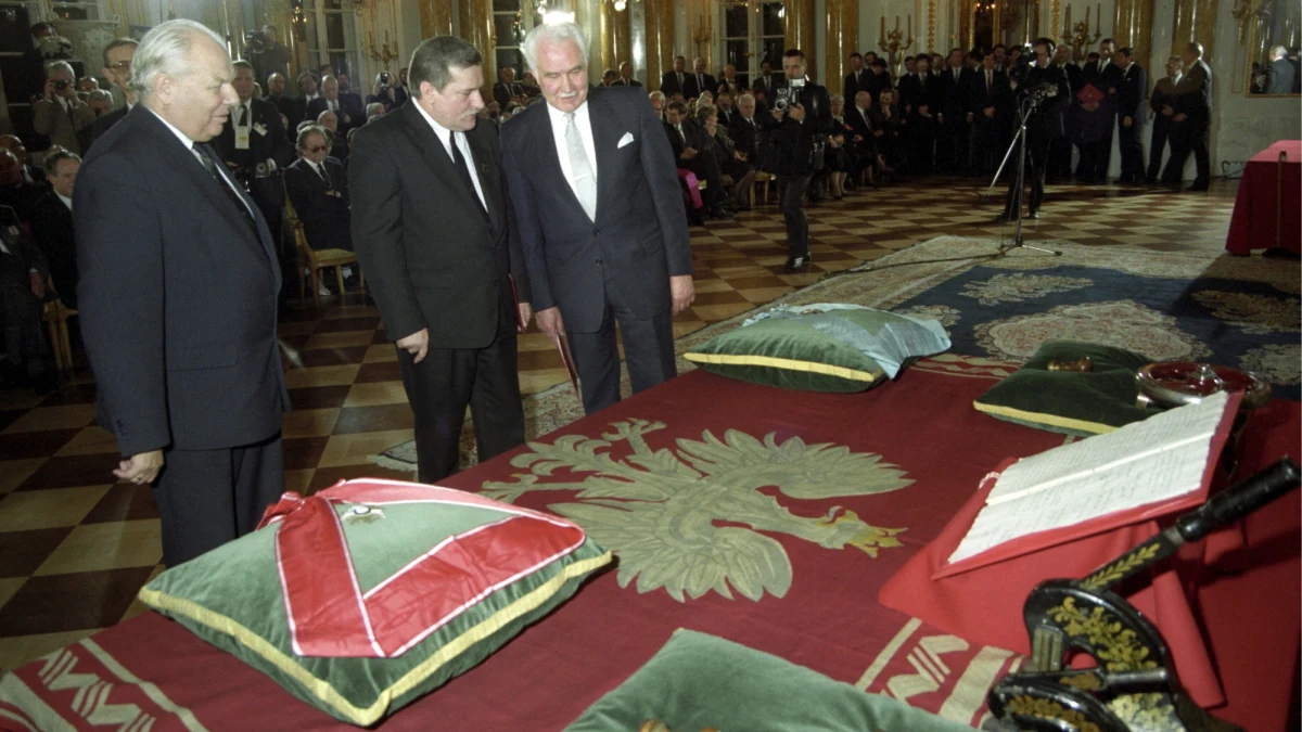 Od kilkunastu lat z uporem godnym tej - z pozoru tylko mało istotnej - sprawy walczę o właściwe nazywanie konstytucyjnych władz Polski, które od 17 września 1939 do 22 grudnia 1990 roku funkcjonowały na obczyźnie: najpierw we Francji, a następnie w Wielkiej Brytanii.