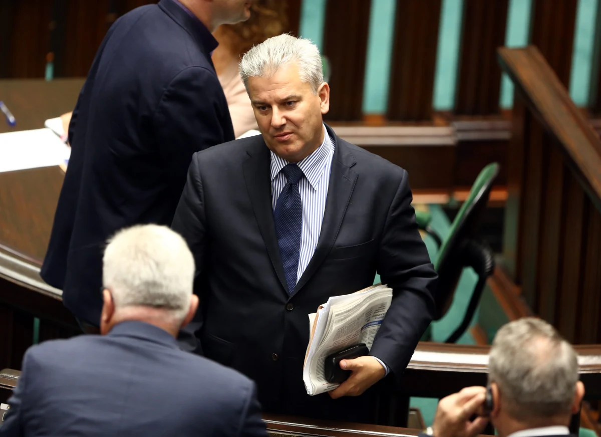 Cezary Grabarczyk, który odchodził w atmosferze skandalu, ma wrócić na szczyty. Jak wynika z doniesień medialnych, były minister infrastruktury ma w nowym rozdaniu zostać wicepremierem i objąć jeden z ważniejszych resortów.