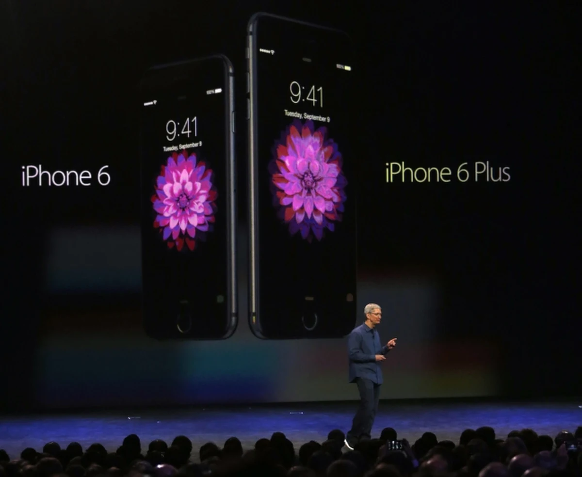 Szef Apple’a Tim Cook zapowiedział wprowadzenie na rynek nowej generacji iPhone'ów. iPhone 6 będzie miał ekran o przekątnej 4,7 cala (niespełna 12 cm), a iPhone 6 Plus - 5,5 cala (prawie 14 cm). 
