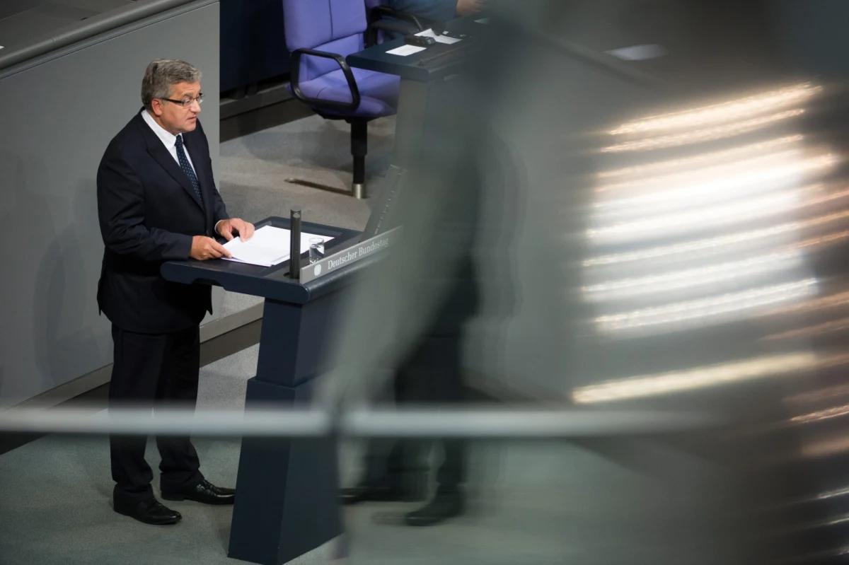 ”Jedność europejska tylko wtedy będzie głęboka i skuteczna w działaniu, gdy będzie budowana na wspólnocie wartości” - podkreślił prezydent Bronisław Komorowski podczas wystąpienia w niemieckim parlamencie. Jak mówił, Europa potrzebuje dziś debaty o wartościach podstawowych. Prezydent gości w Berlinie z okazji 75. rocznicy wybuchu II wojny światowej. Jako pierwszy z polskich prezydentów przemawia w niemieckim Bundestagu.