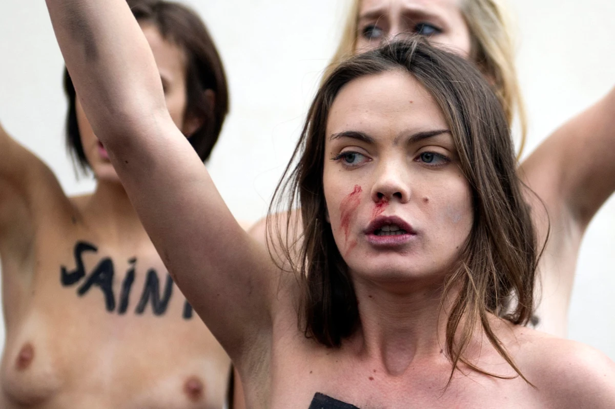 Sąd w Paryżu umorzył sprawę przeciwko dziewięciu aktywistkom organizacji Femen, które w lutym 2013 roku protestowały topless w katedrze Notre Dame. Kobiety demonstrowały przeciwko stanowisku Kościoła katolickiego wobec małżeństw homoseksualnych.