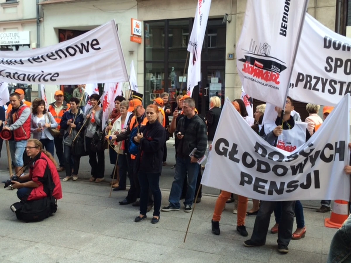 "Pracownicy - niewolnicy, rada miasta w tłuszcz obrasta!" - z takimi hasłami przyszli przed gmach urzędu miasta w Katowicach pracownicy instytucji podległych katowickiemu samorządowi: MOSIR-u, Biblioteki Miejskiej, Zakładu Zieleni Miejskiej i Domu Pomocy Społecznej "Przystań". Chcą podwyżek i jednorazowej rekompensaty za to, że ich płace w ostatnich latach nie rosły.