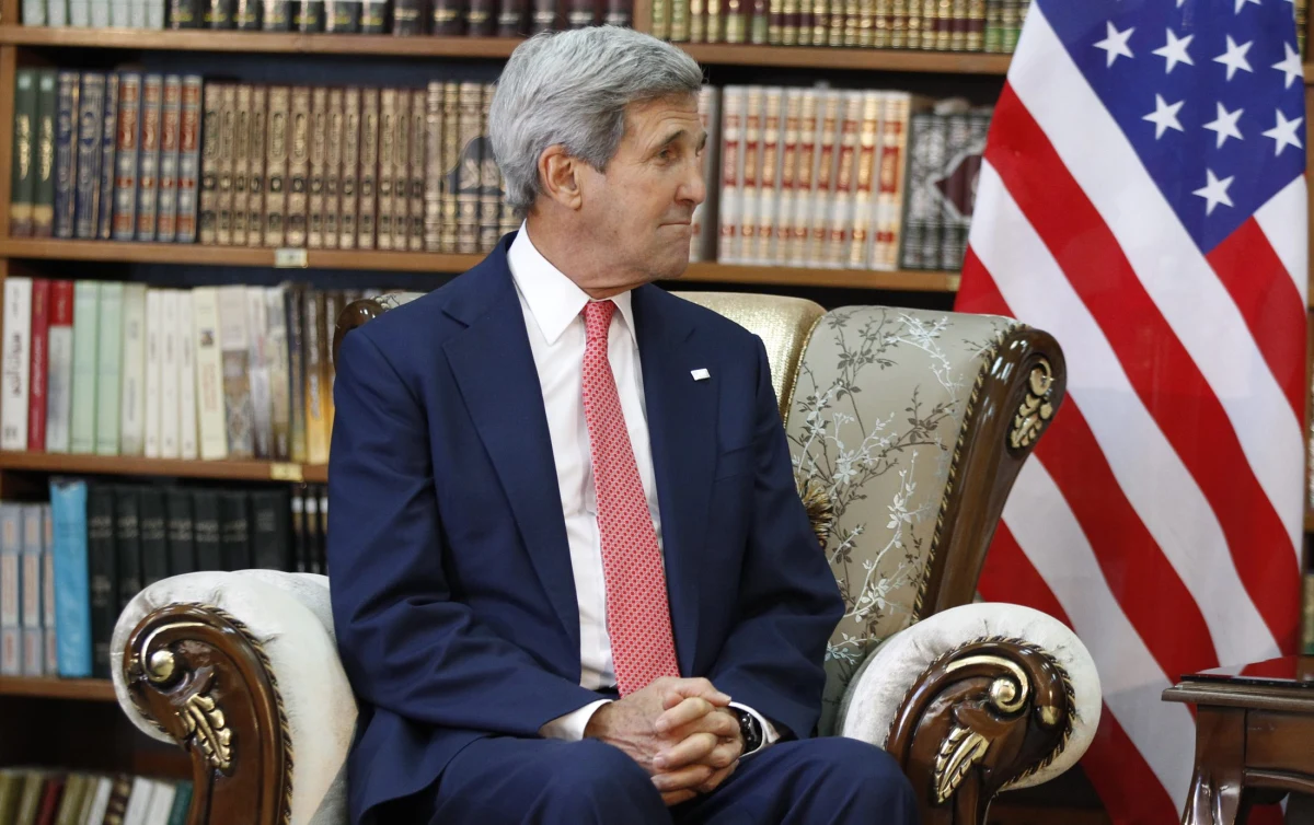 Amerykański sekretarz stanu John Kerry niespodziewanie odwiedził Bagdad. Zapowiedział, że strategia USA w walce przeciwko Państwu Islamskiemu będzie miała "globalny i szeroki" charakter. Obejmie też "restrukturyzację armii irackiej".