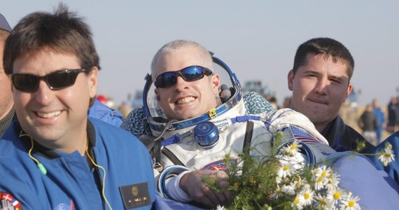 Rosyjscy kosmonauci Aleksandr Skworcow i Oleg Artemjew oraz amerykański astronauta Steve Swanson powrócili na Ziemię. Na Międzynarodowej Stacji Kosmicznej (ISS) spędzili blisko półtora roku.