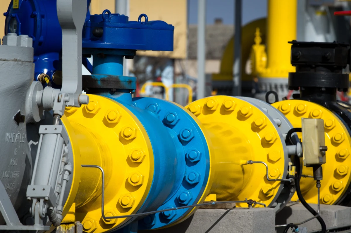 "Gazprom oddzielił Ukrainę od Polski"- pisze należący do gazowego koncernu dziennik "Kommiersant". Gazeta nie ukrywa ,że ograniczenie dostaw gazu dla Polski było celowym działaniem politycznym.