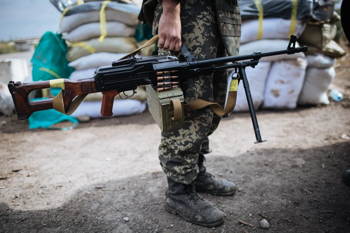 ​Aż strach się bać. W okolicach Iwano-Frankiwska (dawnego polskiego Stanisławowa) na Ukrainie zachodniej jeden z tamtejszych działaczy nacjonalistycznych,  Wołodymyr Hołowczak, pełniący funkcje sołtysa, wpadł na pomysł utworzenia nowego "batalionu" ochotniczego do walki z separatystami w Donbasie. Nie byłoby w tym nic dziwnego, gdyby nie to, że do jednostki tej o nazwie "Sokół" zaczęto werbować nie dorosłych, ale - uwaga! - małe dzieci w wieku od lat 2 do 10. Święty Boże! Hospody pomyłuj!