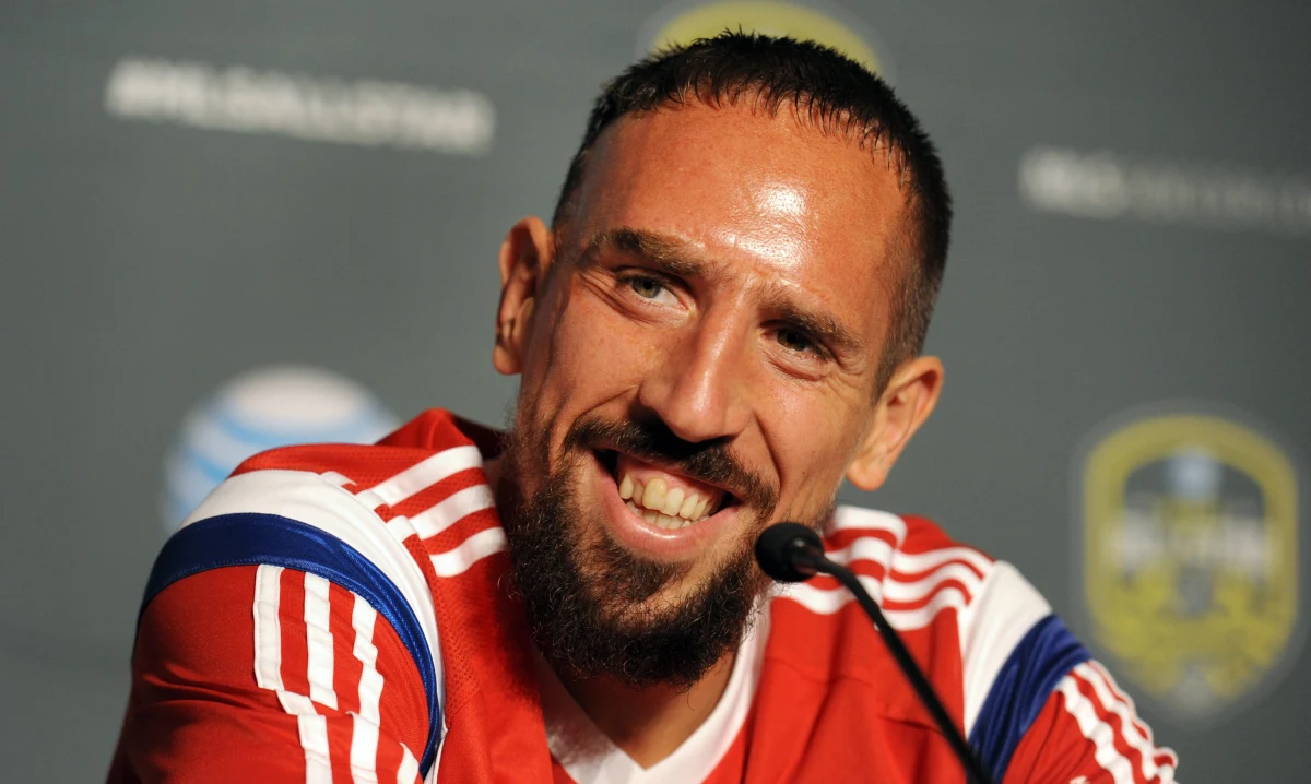 Piłkarz Bayernu Monachium Frank Ribery podtrzymał swoją decyzję o rezygnacji z występów w reprezentacji Francji. Tym samym zignorował ostrzeżenia szefa UEFA Michela Platiniego, który za nieobecność w kadrze narodowej groził mu zawieszeniem w klubie.