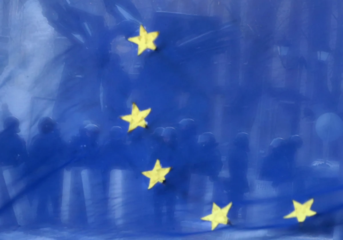 Unia Europejska wdroży zaostrzone sankcje wobec Rosji. Ambasadorowie państw unijnych zdecydowali, że jutro decyzja o zaostrzeniu sankcji zostanie opublikowana w Dzienniku Urzędowym UE. 