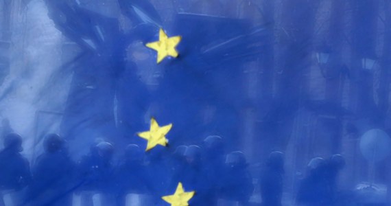 Unia Europejska wdroży zaostrzone sankcje wobec Rosji. Ambasadorowie państw unijnych zdecydowali, że jutro decyzja o zaostrzeniu sankcji zostanie opublikowana w Dzienniku Urzędowym UE. 