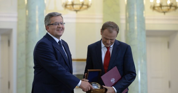 Prezydent Bronisław Komorowski wręczył ustępującemu premierowi Donaldowi Tuskowi busolę. Ten prezent ma pomóc Tuskowi, zdaniem prezydenta, w "podróży przez politykę europejską", a także w powrocie do "rodzimego portu".