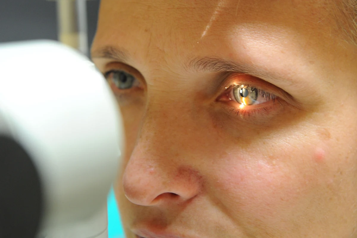 Ministerstwo Zdrowia wycofa się z bardzo restrykcyjnych warunków leczenia zaćmy. Takie zapewnienie od urzędników resortu usłyszał reporter RMF FM Mariusz Piekarski. W nowym rozporządzeniu koszykowym zapisano, że NFZ zapłaci za usunięcie zaćmy tylko w przypadku bardzo zaawansowanej choroby - gdy ostrość widzenia spadnie poniżej czterech dziesiątych.  