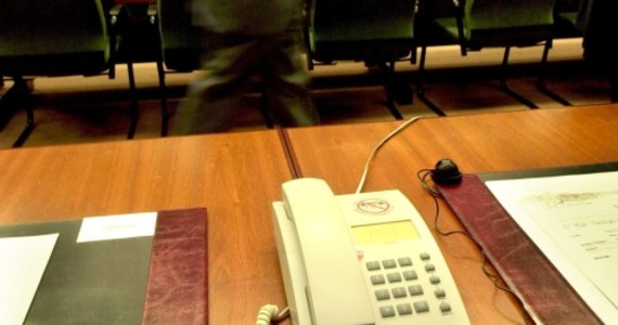W biurze sekretarza urzędu miasta w Karpaczu na Dolnym Śląsku znaleziono podsłuch. Nadawany sygnał mógł odebrać każdy posiadacz radia w odległości 100 metrów od budynku. Nadajnik działał prawdopodobnie 2 miesiące.
Trafił już do prokuratury, która wyjaśnia okoliczności całej sprawy. 