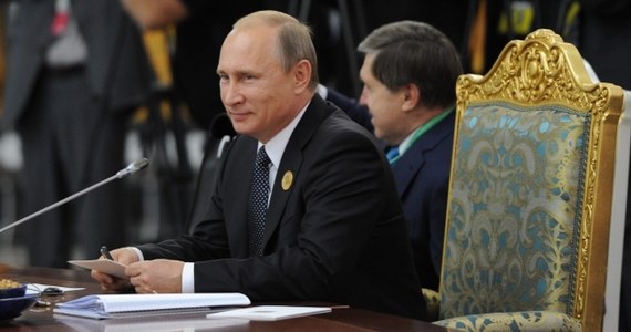 Rosyjski prezydent Władimir Putin ocenił, że sankcje jako element polityki zagranicznej jeszcze nigdy nie przyniosły oczekiwanych skutków. "Nowe sankcje UE na Rosję wyglądają dość dziwnie wobec rozpoczętego na Ukrainie procesu pokojowego" - dodał. "Ja nawet nie rozumiem, z czym są związane" - przyznał. 