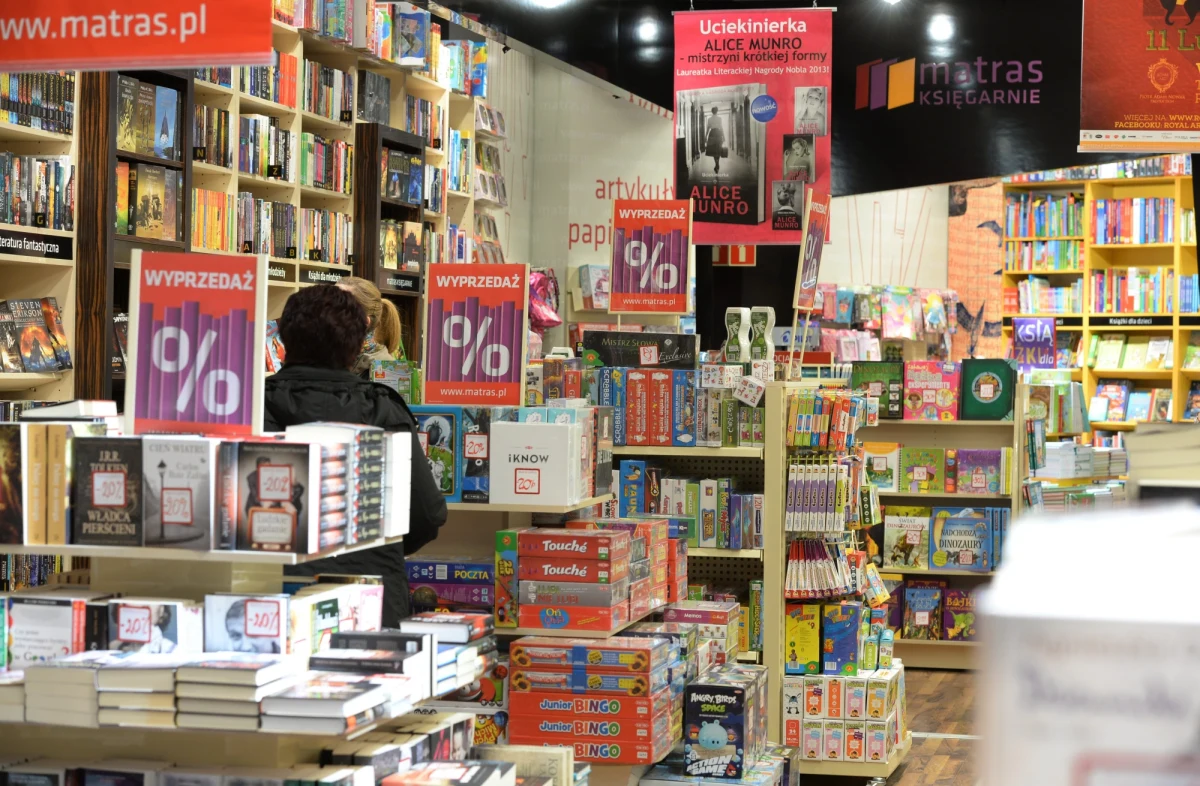 Polacy coraz częściej wydają książki własnym sumptem – donosi „Rzeczpospolita”. Decydują się na to zarówno amatorzy, jak i profesjonaliści, którzy nie chcą czekać na własną kolej w dużym wydawnictwie. 
