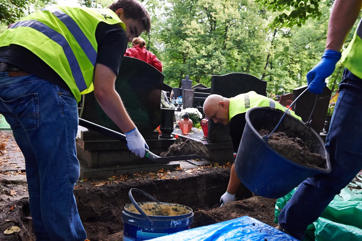 Na szkielety pięciu osób natrafili w trakcie prac na Cmentarzu Garnizonowym w Gdańsku badacze Instytutu Pamięci Narodowej. Prace mają na celu odnalezienie grobów ofiar terroru komunistycznego, w tym działaczy AK - Danuty Siedzikówny ps. Inka i Feliksa Selmanowicza ps. Zagończyk. 