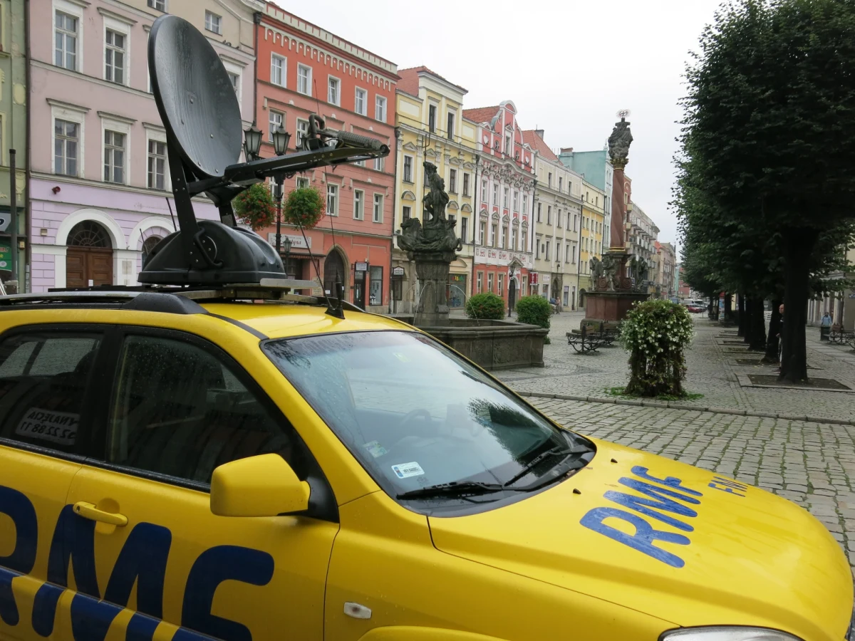 RMF FM gości dziś w Świdnicy na Dolnym Śląsku. Niespełna 60 tysięczne miasto leży na Przedgórzu Sudeckim nad rzeką Bystrzyca. Informacje o pierwszej osadzie w tym miejscu pochodzą z 1243 roku. Niegdyś stolica księstwa świdnicko – jaworskiego. Dziś to prężnie rozwijający się ośrodek przemysłowy i miasto pełne unikatowych zabytków. Na Rynku zachwycają piękne kamienice, kilkaset lat temu tętniące życiem kupieckim. 