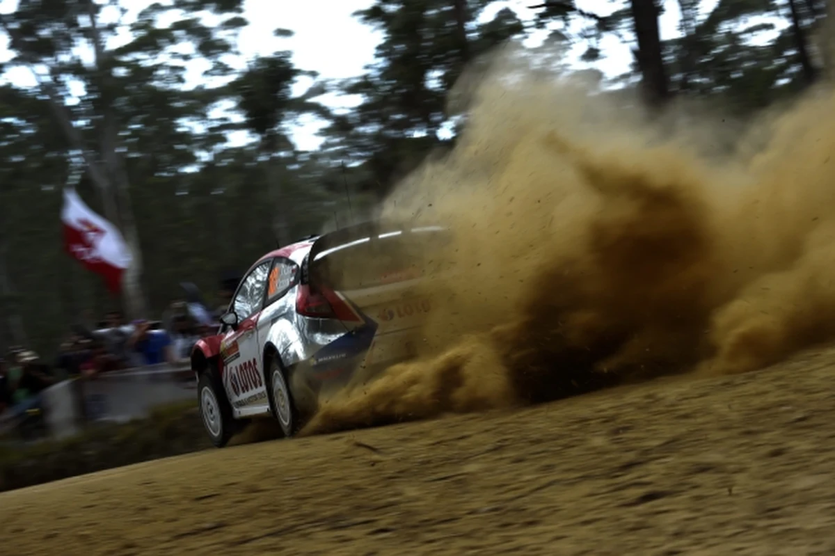 Robert Kubica zajmuje dziesiąte miejsce po drugim dniu Rajdu Australii, 10. rundy samochodowych mistrzostw świata. Po 14 z 20 odcinków specjalnych prowadzi obrońca tytułu Francuz Sebastien Ogier. 