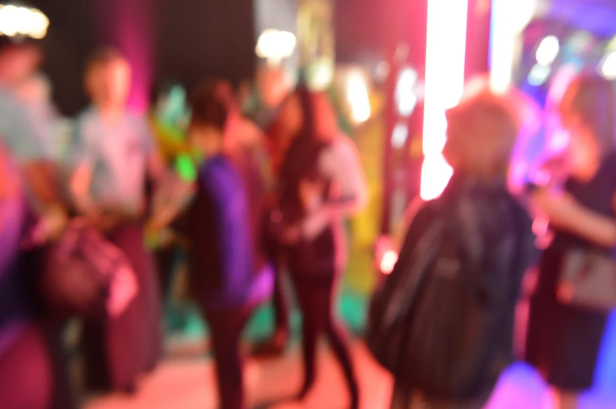 Blisko 35 mandatów karnych i ponad 20 wniosków o ukaranie do sądu – tak skończyła się impreza w mieszkaniu na ulicy Godebskiego w Lublinie. Policjanci zostali wezwani przez sąsiadów. Okazało się, że w niewielkim mieszkaniu w bloku było 60 osób.