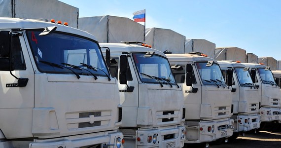Drugi rosyjski konwój z pomocą humanitarną wjechał na Ukrainę bez kontroli ze strony Czerwonego Krzyża oraz straży granicznej i służb celnych - podała w sobotę OBWE. Straż graniczna i służby celne Rosji przeprowadziły "przyspieszoną" odprawę pierwszych 40 ciężarówek, a kolejnych 180 pojazdów nie skontrolowano w ogóle. 