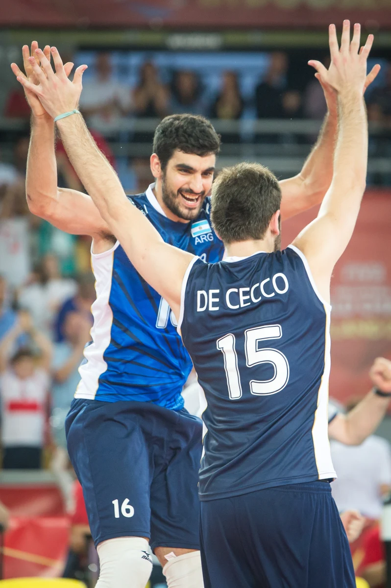 Reprezentacja Argentyny niespodziewanie pokonała w Bydgoszczy Włochy 3:1 (17:25, 25:21, 30:28, 25:21) w pierwszym sobotnim spotkaniu grupy E rozgrywanych w Polsce mistrzostw świata siatkarzy. 
