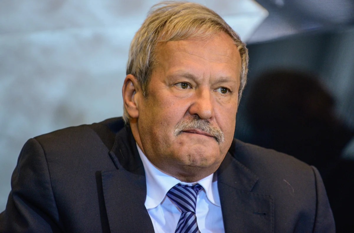 „Od kilku lat zima w Europie Środkowej i Wschodniej zaczyna się nam kojarzyć z problemami z dostawami gazu. Rosjanie strzelają sobie w stopę. Są coraz mniej wiarygodnym dostawcą nośników energii” – mówi w rozmowie z RMF FM były minister gospodarki Janusz Steinhoff. „Aroganckim działaniem” nazywa oświadczenie Gazpromu, który zapowiedział, że jest w stanie eksportować do Polski gaz jedynie na poziomie minimalnym przewidzianym w kontraktach, a nie w ilości, o jaką prosi Warszawa. 